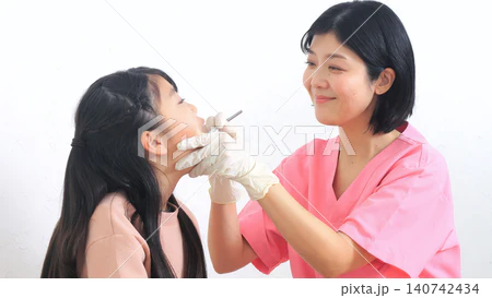 診療準備を進めるスタッフの手元と診療台の写真